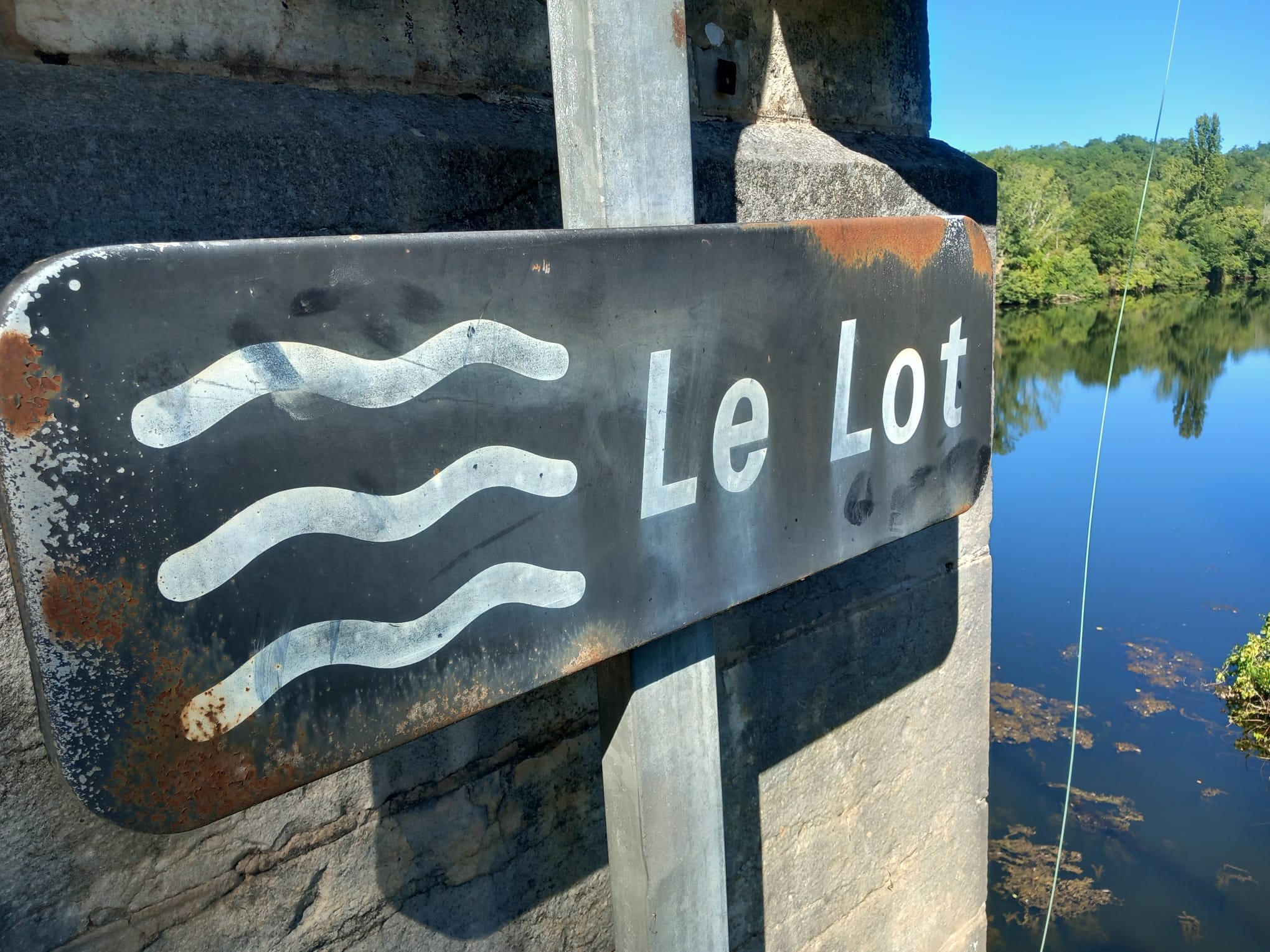 Qui est derrière tout ça ?